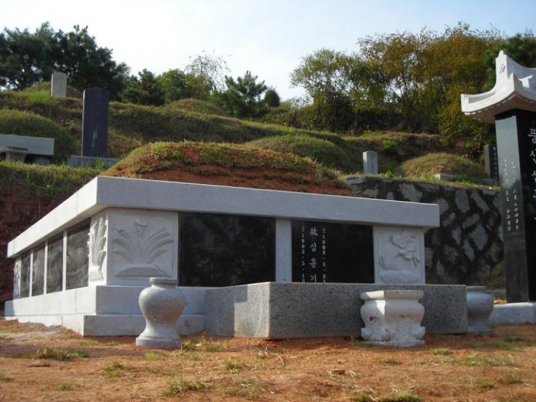 사각봉분형납골묘
